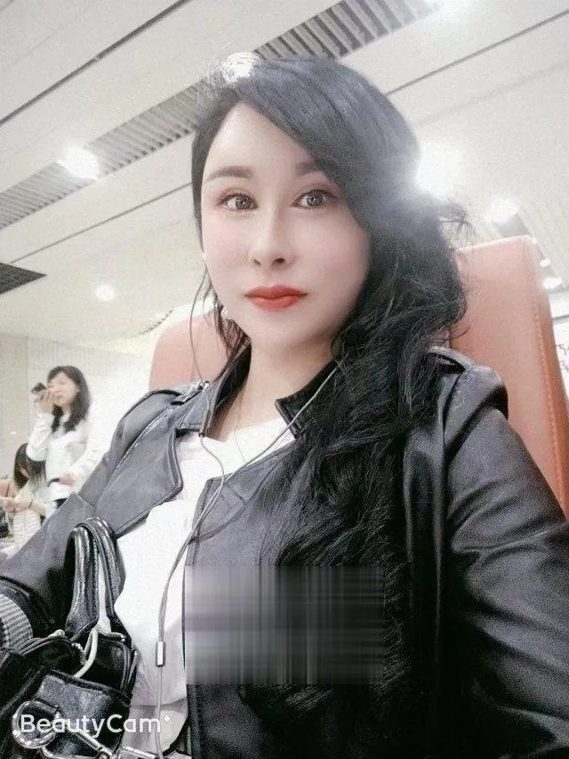 身材挺好，胸挺大